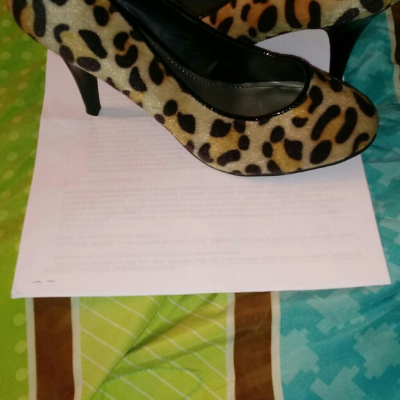 Fergalicious by Fergie Faux Fur Pumps Size 7.5M - Picture 6 of 8